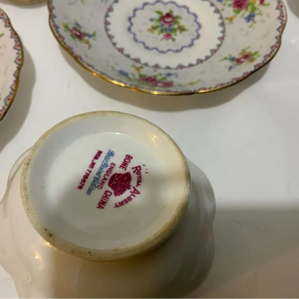 Set 6VINTAGE ROYAL ALBERT FINE BONE CHINA PETIT POINT PATTERN TEA CUP & saucers